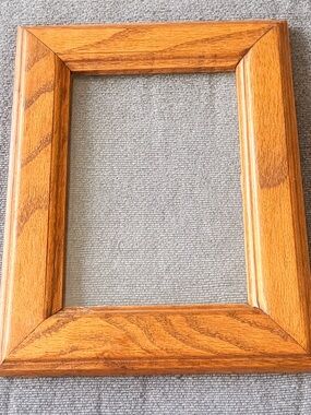 1980’s Handmade Vintage Solid Quartersawn Oak Frame is 6 1/4 x 9 1/4 in stained
